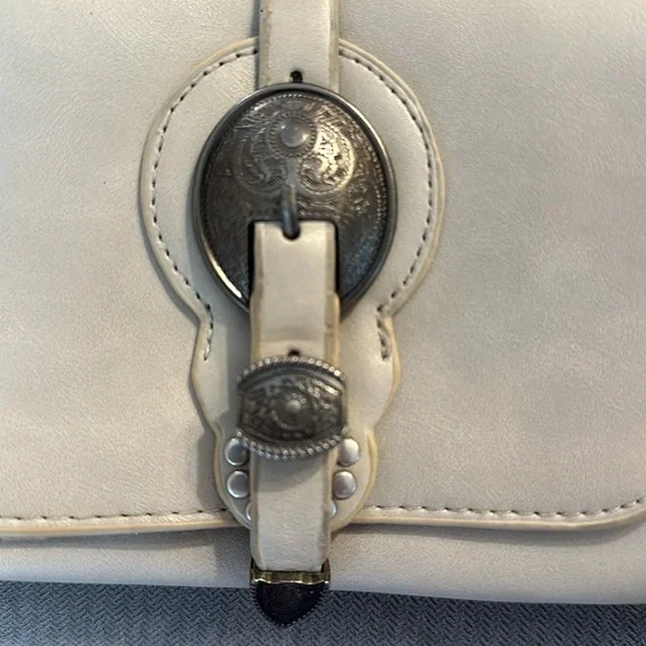 Small but roomy ivory western inspired cross body buckle bag or shoulder purse - Picture 2 of 6